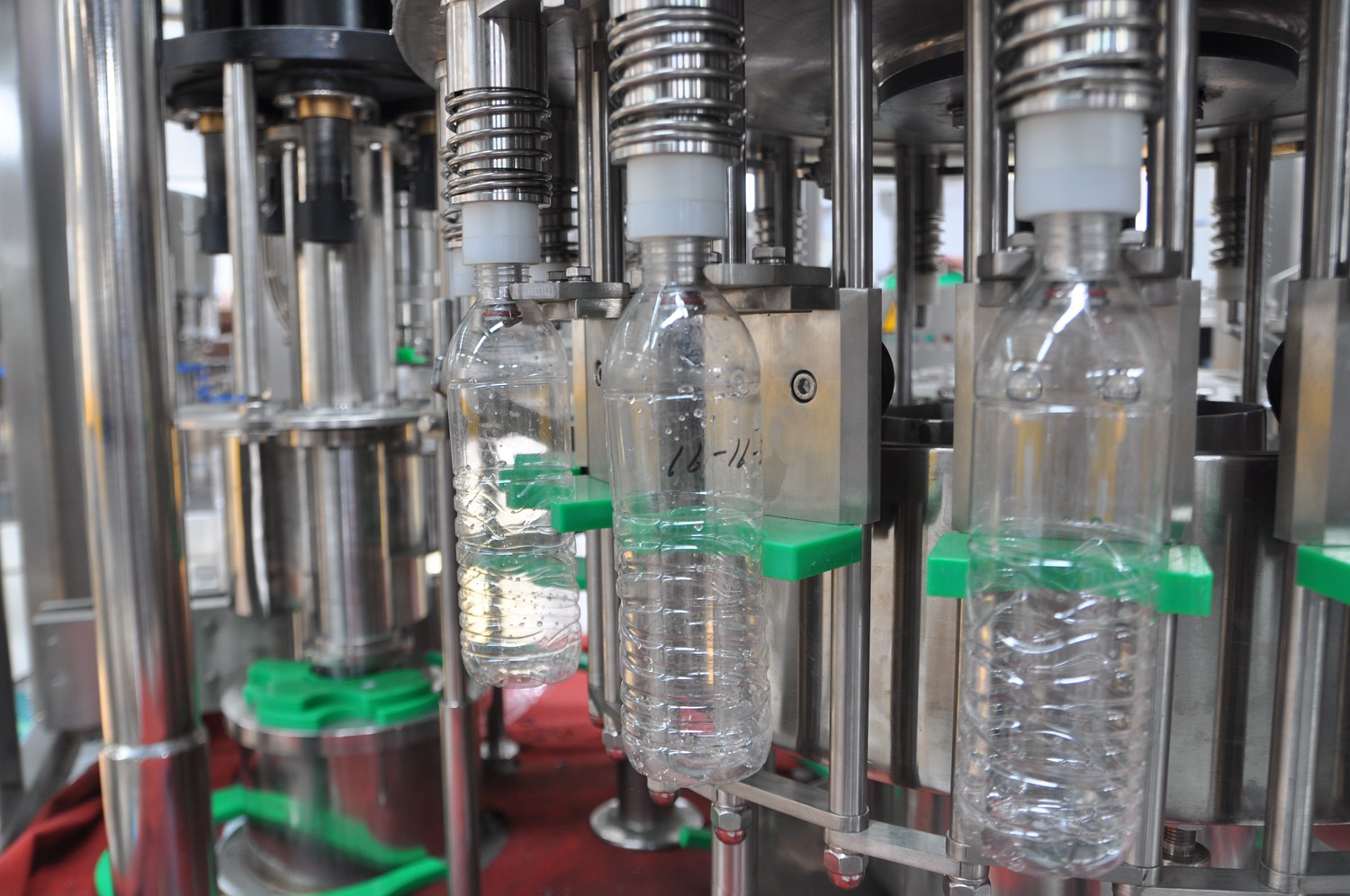 Machine de remplissage de bouteilles d'eau potable de 500 ml